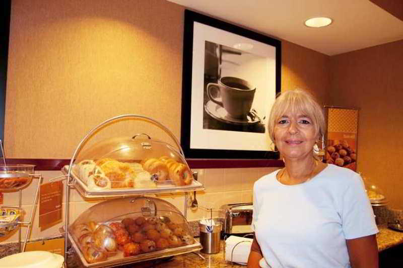 Hampton Inn & Suites Westford-Chelmsford Restaurant photo